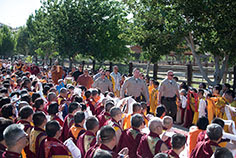 數千人手執哈達虔誠跪地迎請，口中高呼南無第三世多杰羌佛。