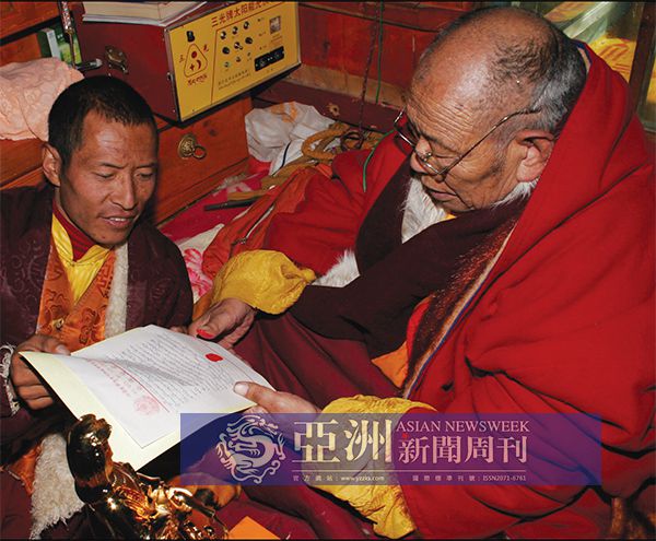 近代藏密第一大聖者阿秋法王在寫給H.H. 第三世多杰羌佛的認證書上蓋了兩個手印實況留影