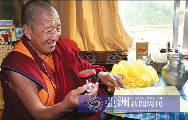 覺囊派總法王吉美多吉在寫給H.H. 第三世多杰羌佛的附議賀函上蓋章